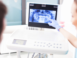 Digitales Röntgen, ein Arzt schaut sich das Bild auf dem Gerät an. Zahnarztpraxis Ruth Hennes